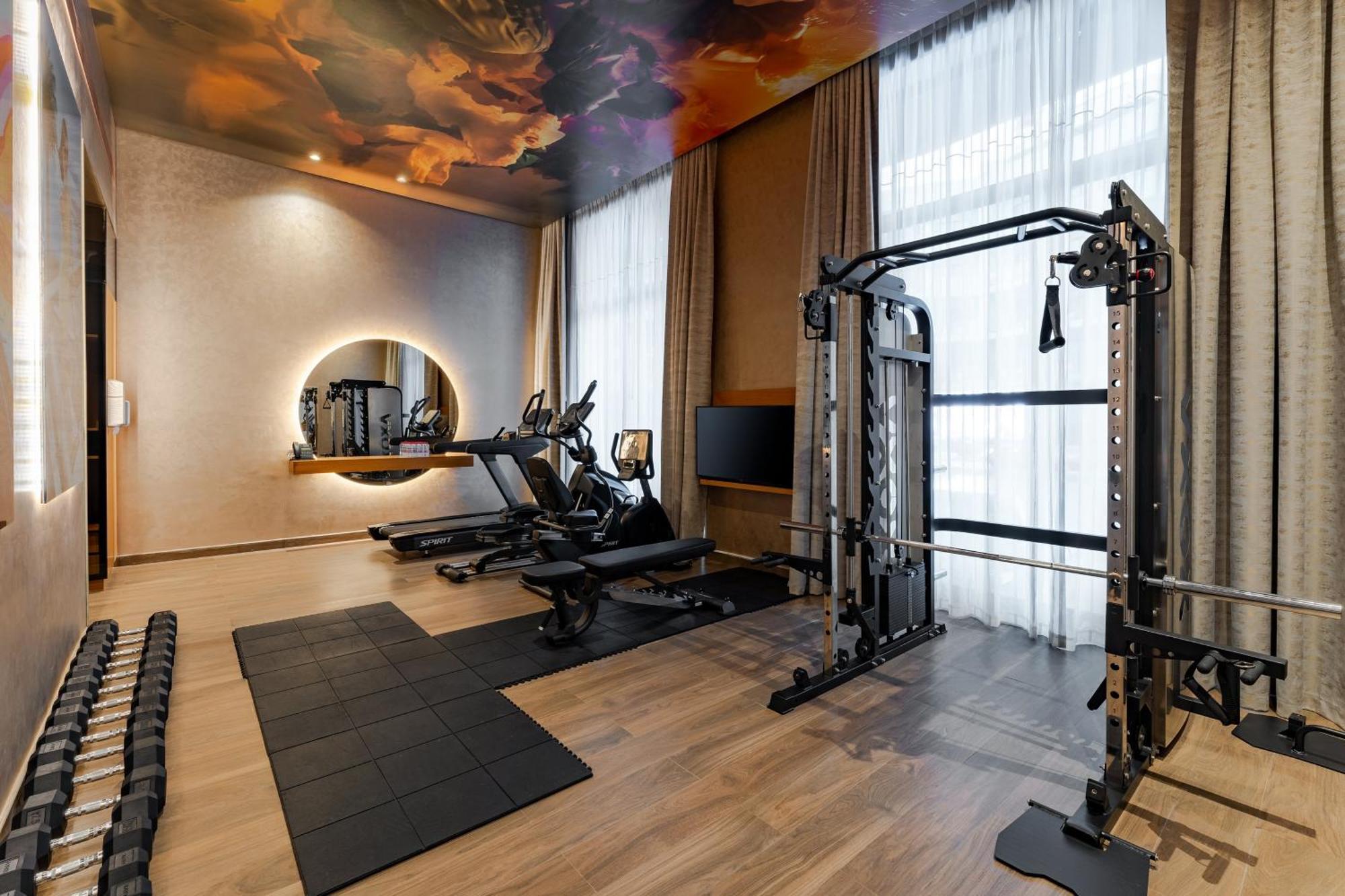 Voco Monaco Dubai By Ihg, Adults Only, World Islands Hotel Exterior photo The gym at the hotel